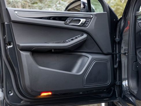 Certified 2025 Porsche Macan image 21