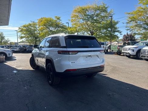 Used 2024 Jeep Grand Cherokee Altitude image 4