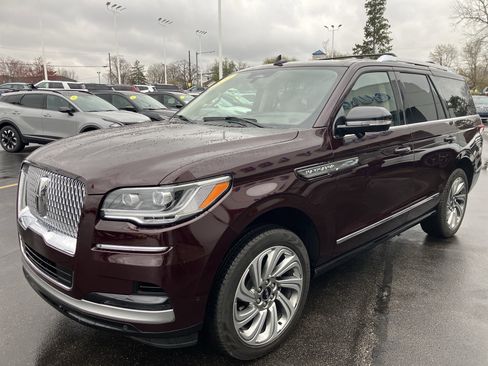 Used 2024 Lincoln Navigator Reserve image 3