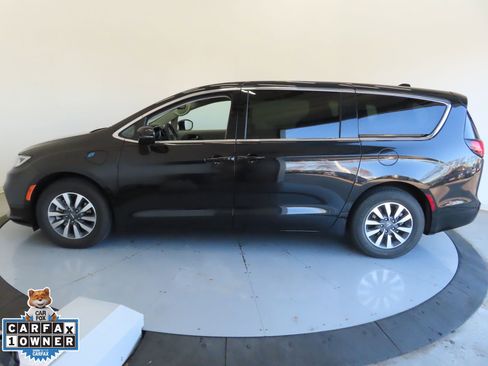 Used 2024 Chrysler Pacifica Select image 8