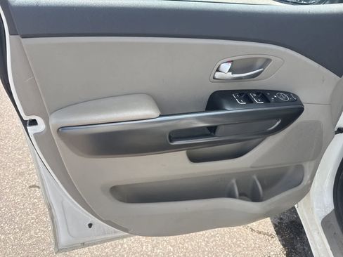 Used 2015 Kia Sedona LX image 15