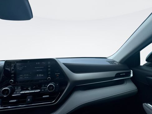 Used 2020 Toyota Highlander XLE FWD image 17