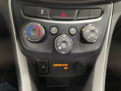 Used 2018 Chevrolet Trax LT w/ LT Convenience Package FWD image 32