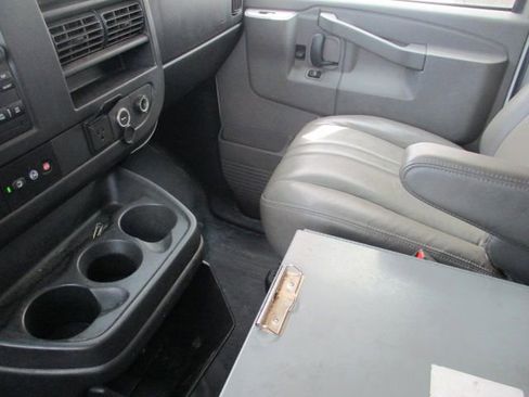 Used 2017 Chevrolet Express 3500 Extended image 24