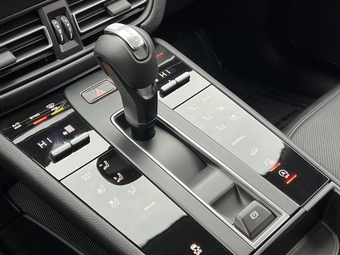 Certified 2025 Porsche Macan image 28