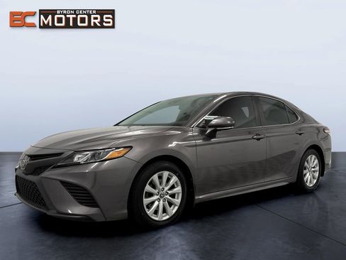 Used 2020 Toyota Camry SE image 2