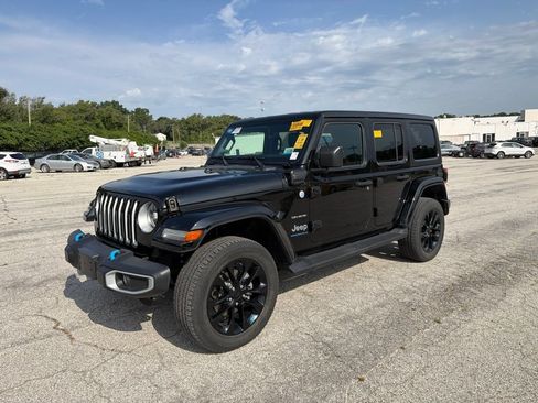 Used 2023 Jeep Wrangler Unlimited Sahara w/ Cold Weather Group AWD/4WD image 7