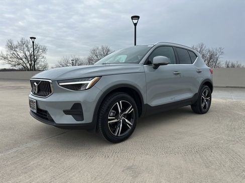 Certified 2025 Volvo XC40 B5 Core image 4