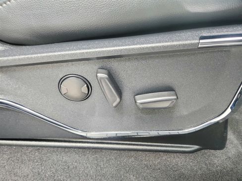 Used 2024 Ford F250 Lariat w/ Chrome Package image 40