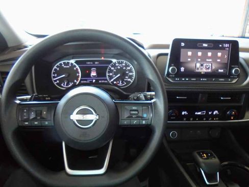 Used 2023 Nissan Rogue SV image 6