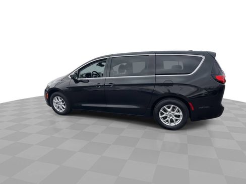 Used 2023 Chrysler Pacifica Touring-L FWD image 5