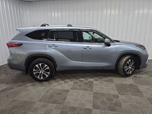 Used 2022 Toyota Highlander XLE AWD/4WD image 2