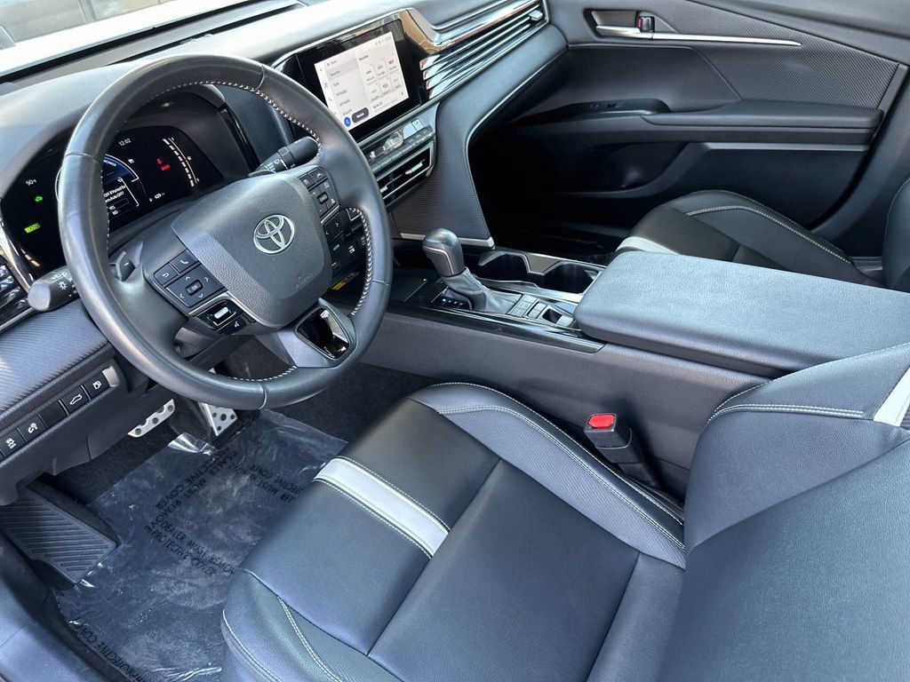 Used 2025 Toyota Camry SE FWD image 9