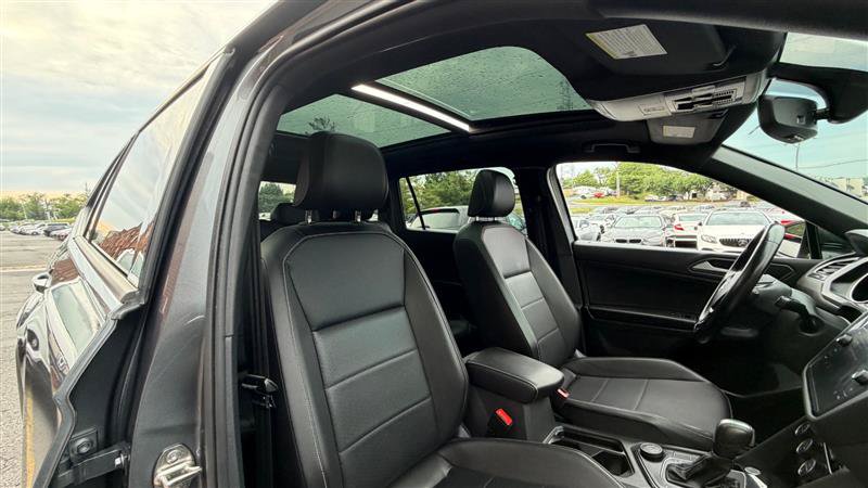 Used 2021 Volkswagen Tiguan SE R-Line AWD/4WD image 17