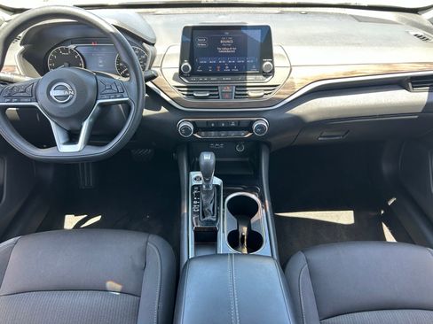 Used 2024 Nissan Altima 2.5 SV FWD image 14
