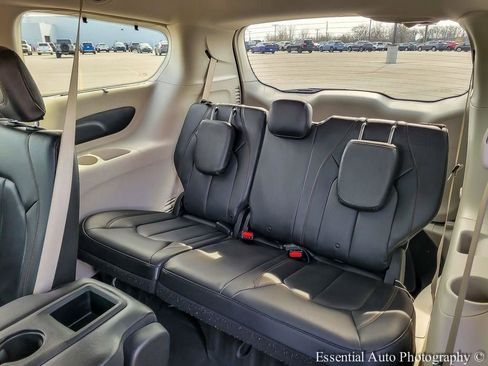 Used 2019 Chrysler Pacifica Touring-L w/ Advanced Safetytec Group image 11