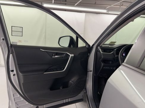 Used 2021 Toyota RAV4 XLE Premium image 5