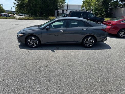 Certified 2025 Hyundai Elantra Sport FWD image 2