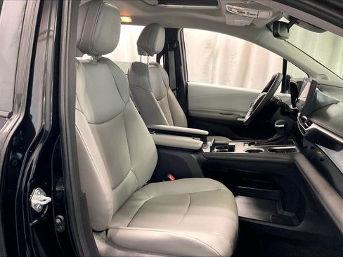 Used 2025 Toyota Sienna XLE w/ XLE Plus Package AWD/4WD image 11