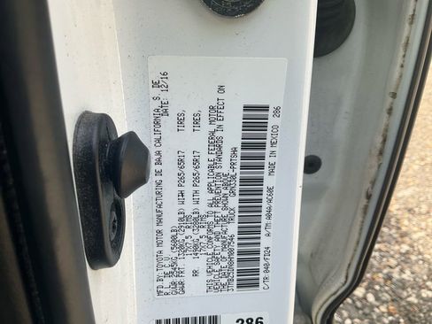 Used 2017 Toyota Tacoma TRD Sport image 18