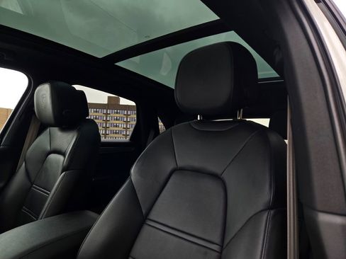 Used 2023 Porsche Cayenne Platinum Edition image 5