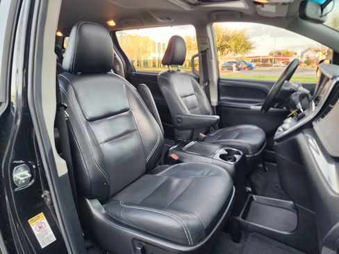 Used 2015 Toyota Sienna SE image 17