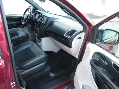 Used 2018 Dodge Grand Caravan SXT FWD image 23