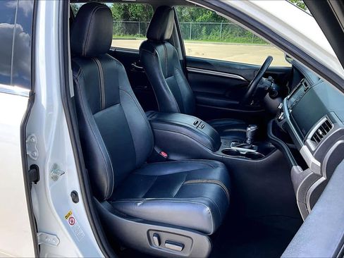 Used 2018 Toyota Highlander SE FWD image 9