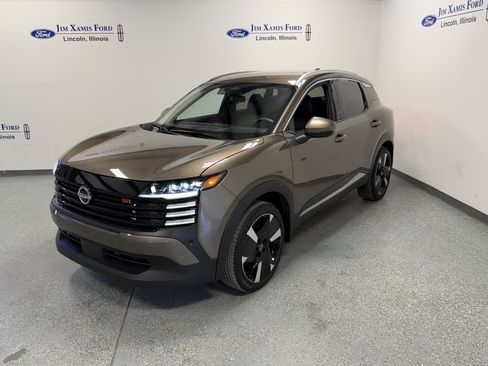 Used 2025 Nissan Kicks SR AWD/4WD image 3
