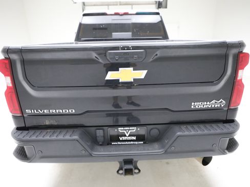 Used 2024 Chevrolet Silverado 2500 High Country w/ Technology Package image 3
