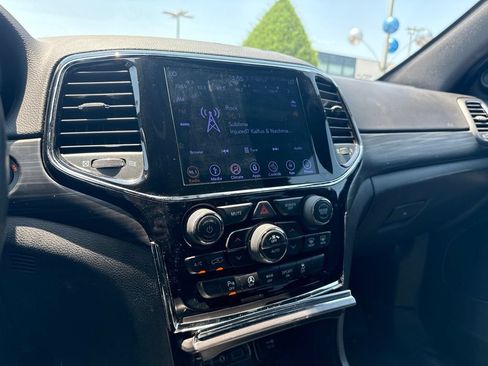 Used 2019 Jeep Grand Cherokee Laredo AWD/4WD image 11