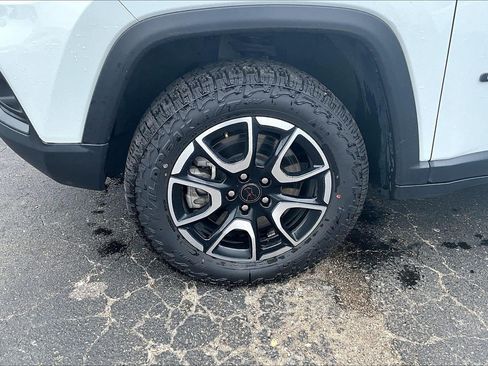 Used 2025 Jeep Compass Trailhawk AWD/4WD image 2