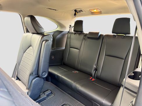 Used 2022 Toyota Highlander XLE AWD/4WD image 7