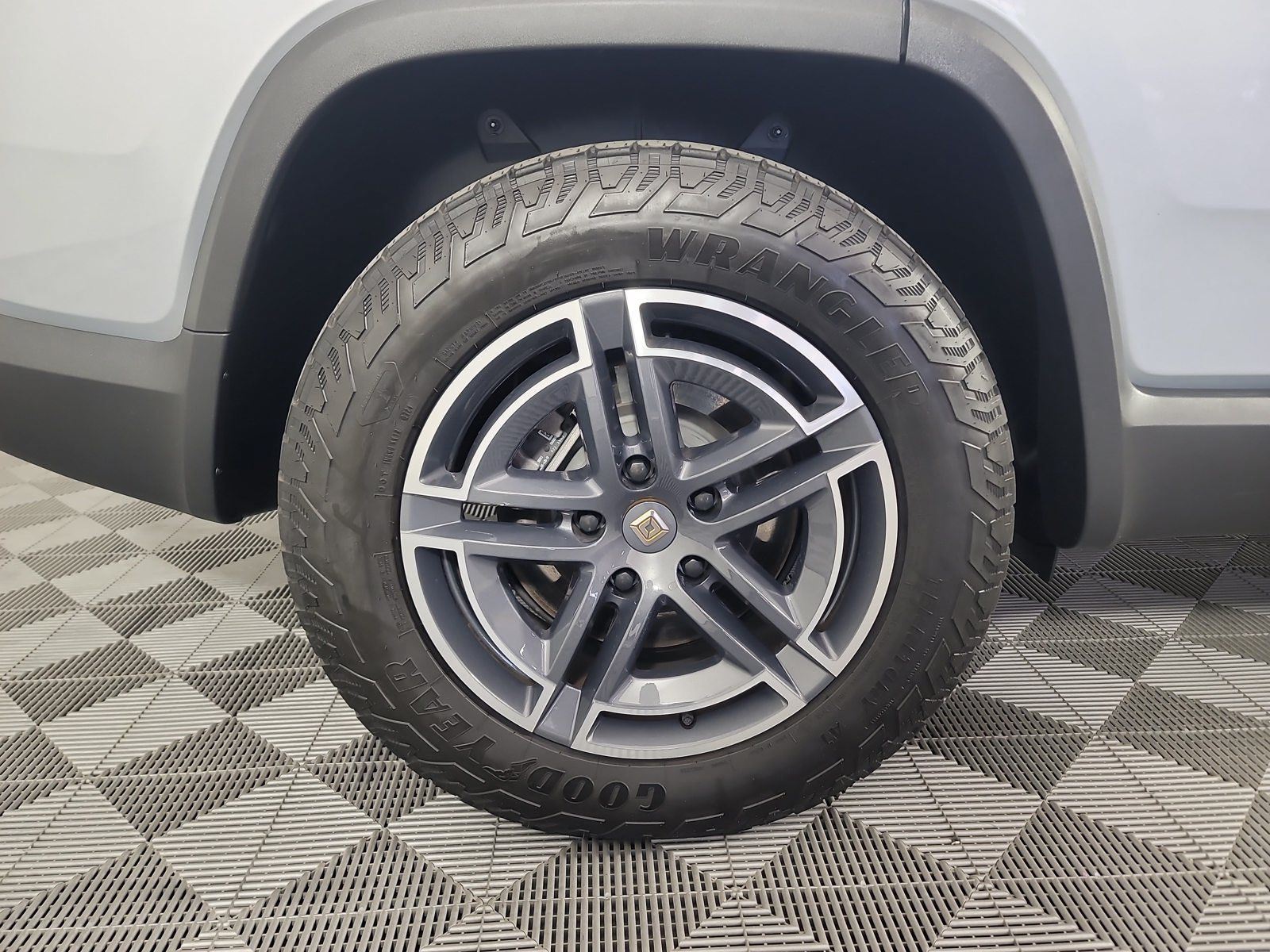 Used 2025 Rivian R1S Adventure Dual AWD/4WD image 12