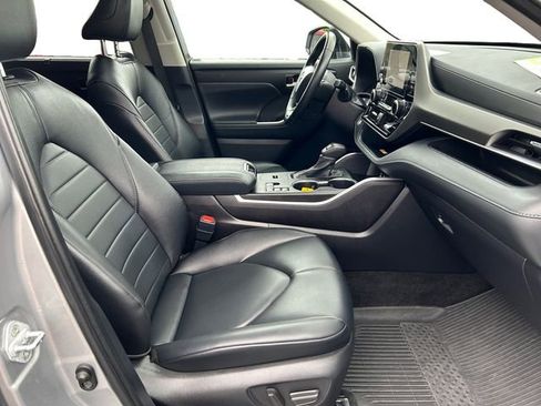 Certified 2024 Toyota Highlander XLE AWD/4WD image 17