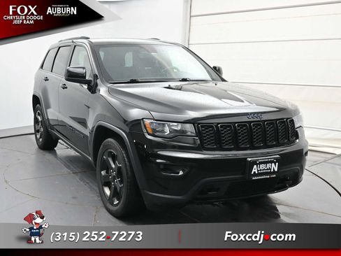 Used 2018 Jeep Grand Cherokee Laredo AWD/4WD image 2