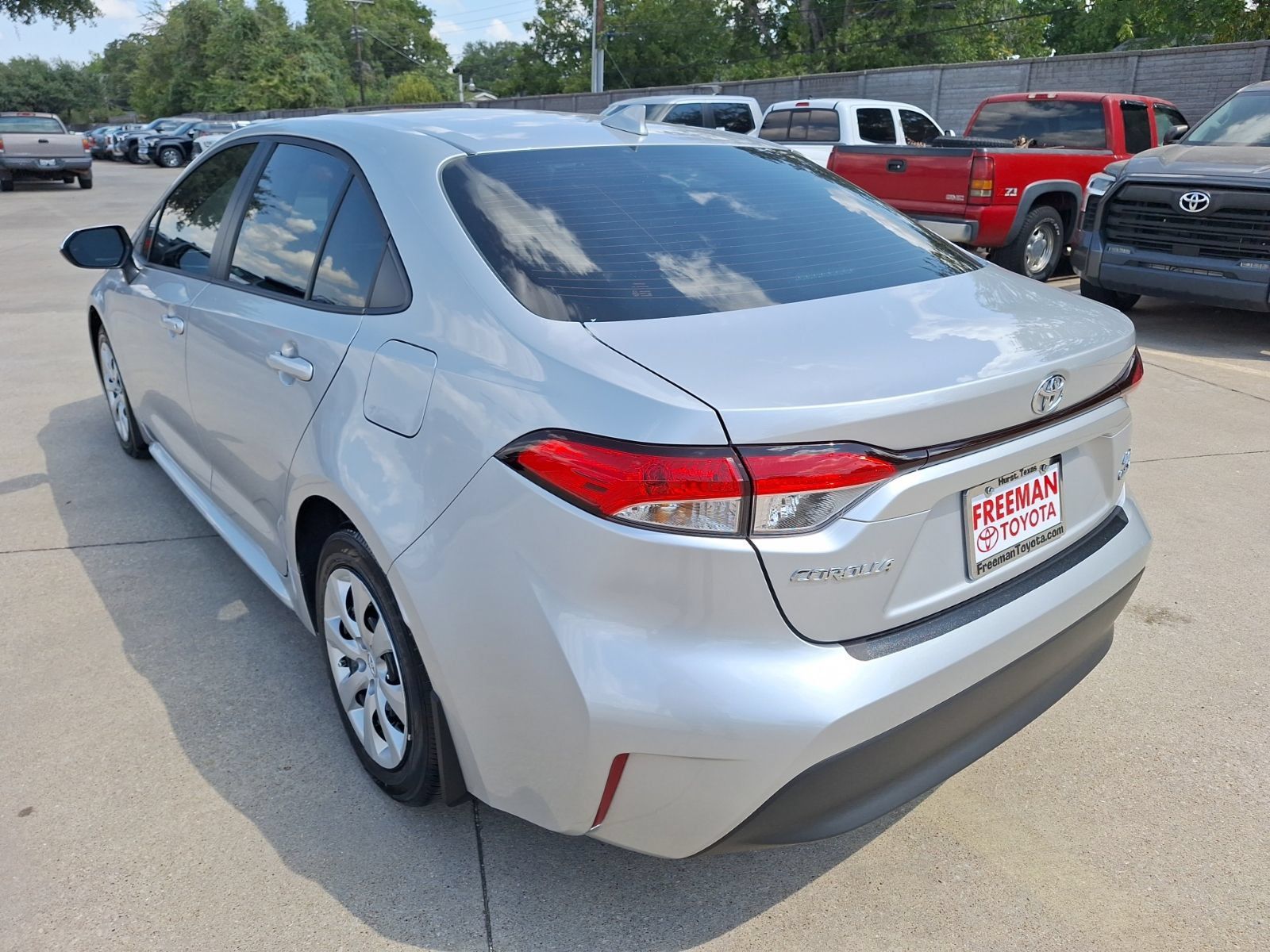 Used 2026 Toyota Corolla LE FWD image 4