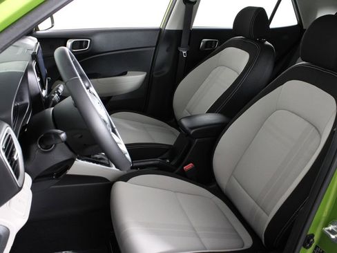 Certified 2024 Hyundai Venue SEL image 18