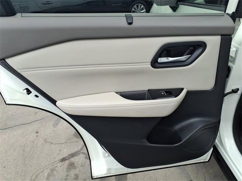 Used 2023 Nissan Rogue SL w/ SL Premium Package image 11