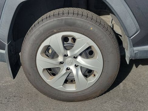 Used 2021 Toyota RAV4 LE image 6