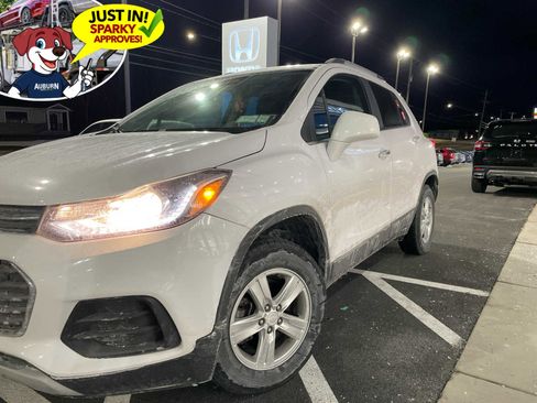 Used 2018 Chevrolet Trax LT w/ LT Convenience Package image 1