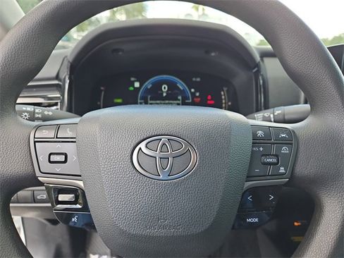 Used 2025 Toyota Camry SE image 12
