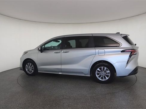Used 2023 Toyota Sienna XLE image 9