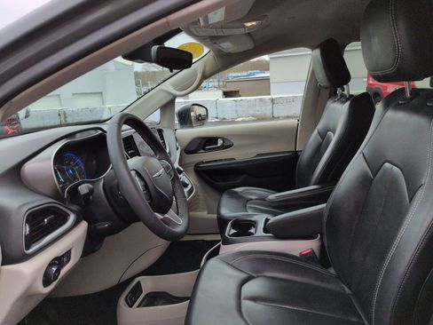 Used 2023 Chrysler Pacifica Touring-L image 10