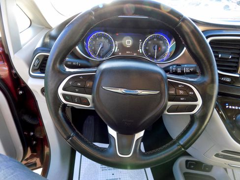 Used 2017 Chrysler Pacifica Touring-L Plus w/ Tire & Wheel Group image 36