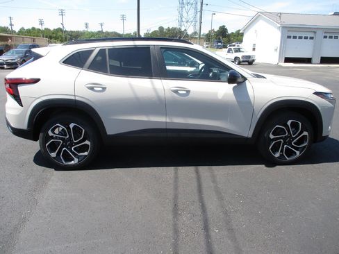 New 2026 Chevrolet Trax RS w/ Sunroof Package image 11