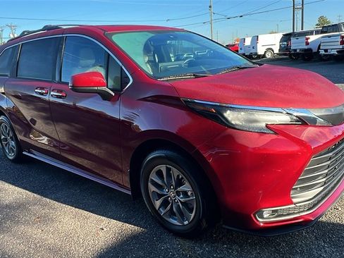 Used 2025 Toyota Sienna XLE image 3