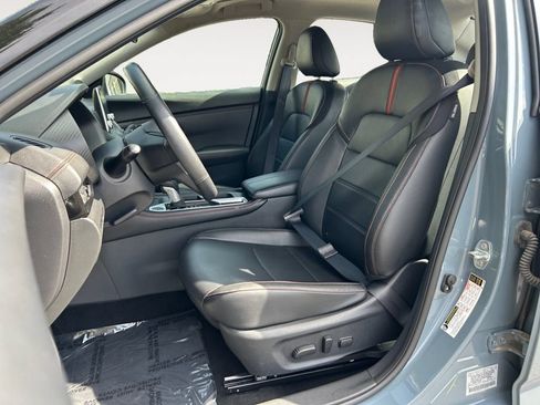 Used 2025 Nissan Sentra SR w/ SR Premium Package FWD image 6