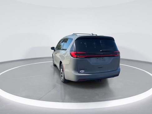 Used 2021 Chrysler Pacifica Touring-L w/ Uconnect Theater Family Group image 8