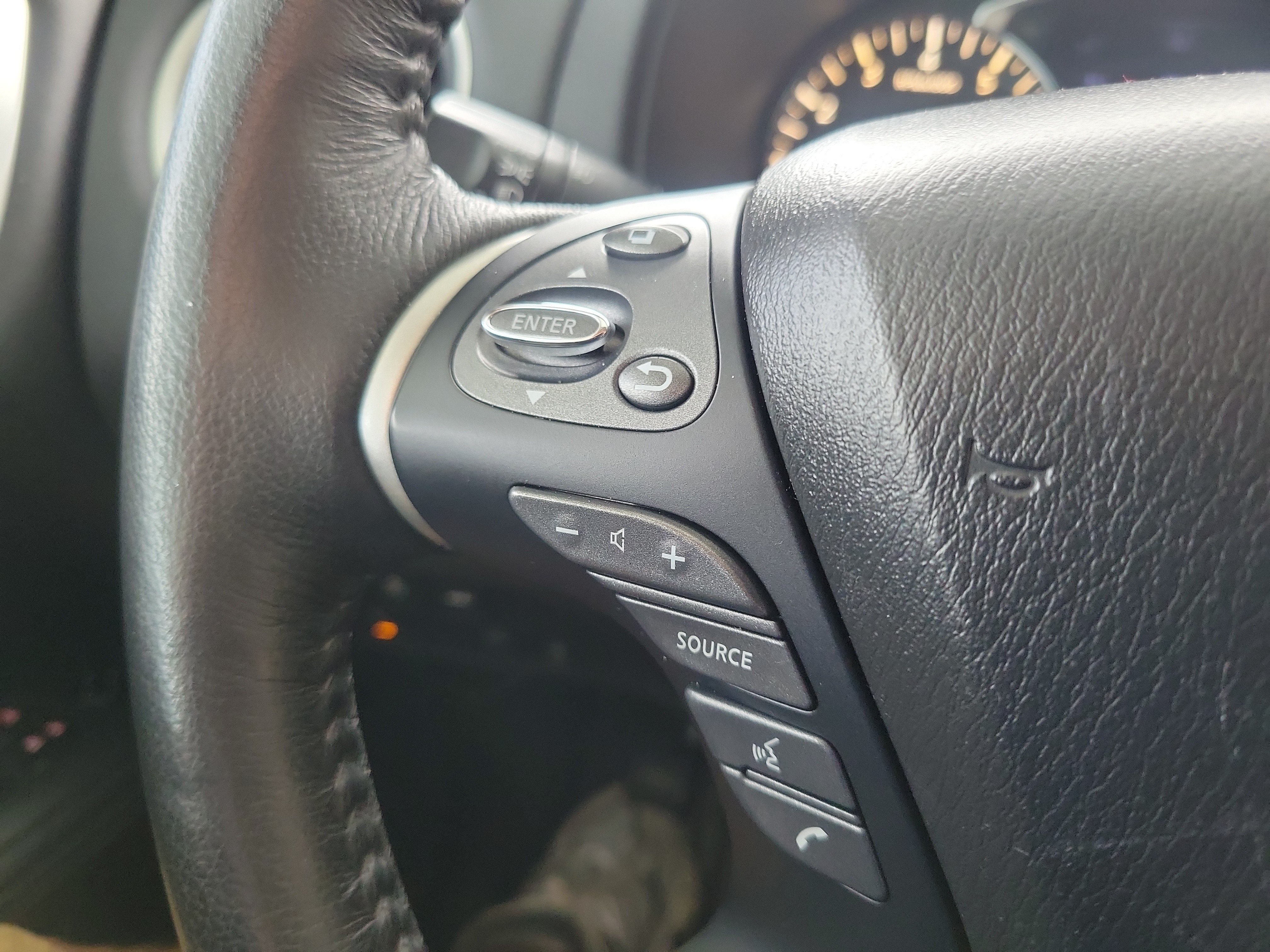 Used 2020 Nissan Pathfinder Platinum FWD image 18